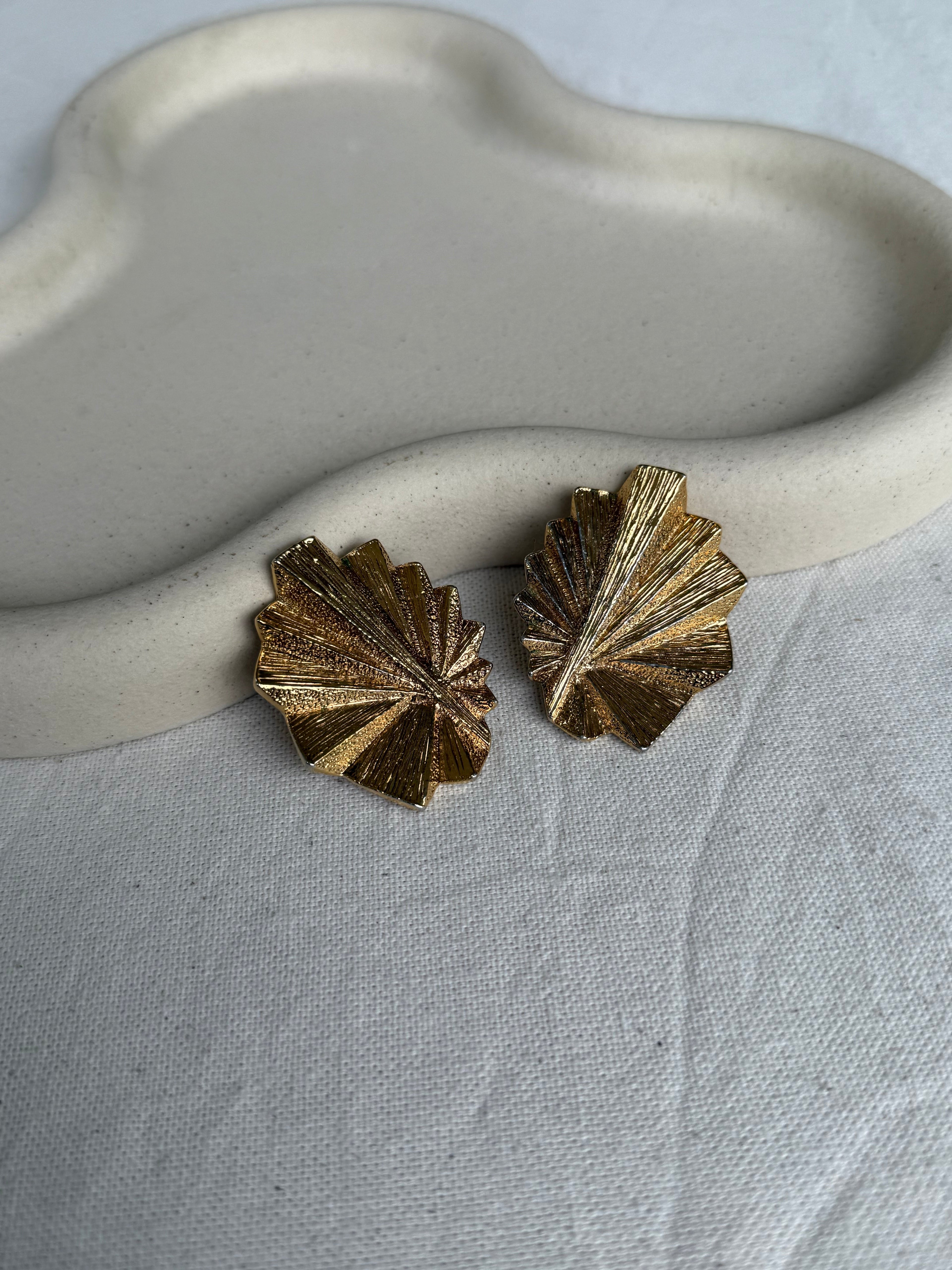 Boucles D’Oreilles Guy Laroche Vintage - Éventails Dorés Texturés