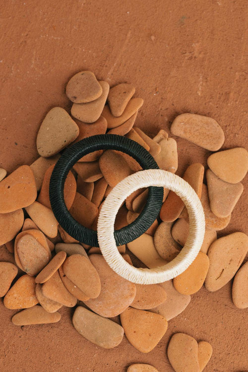 Brazalete de rafia Sanna - Crudo y Negro