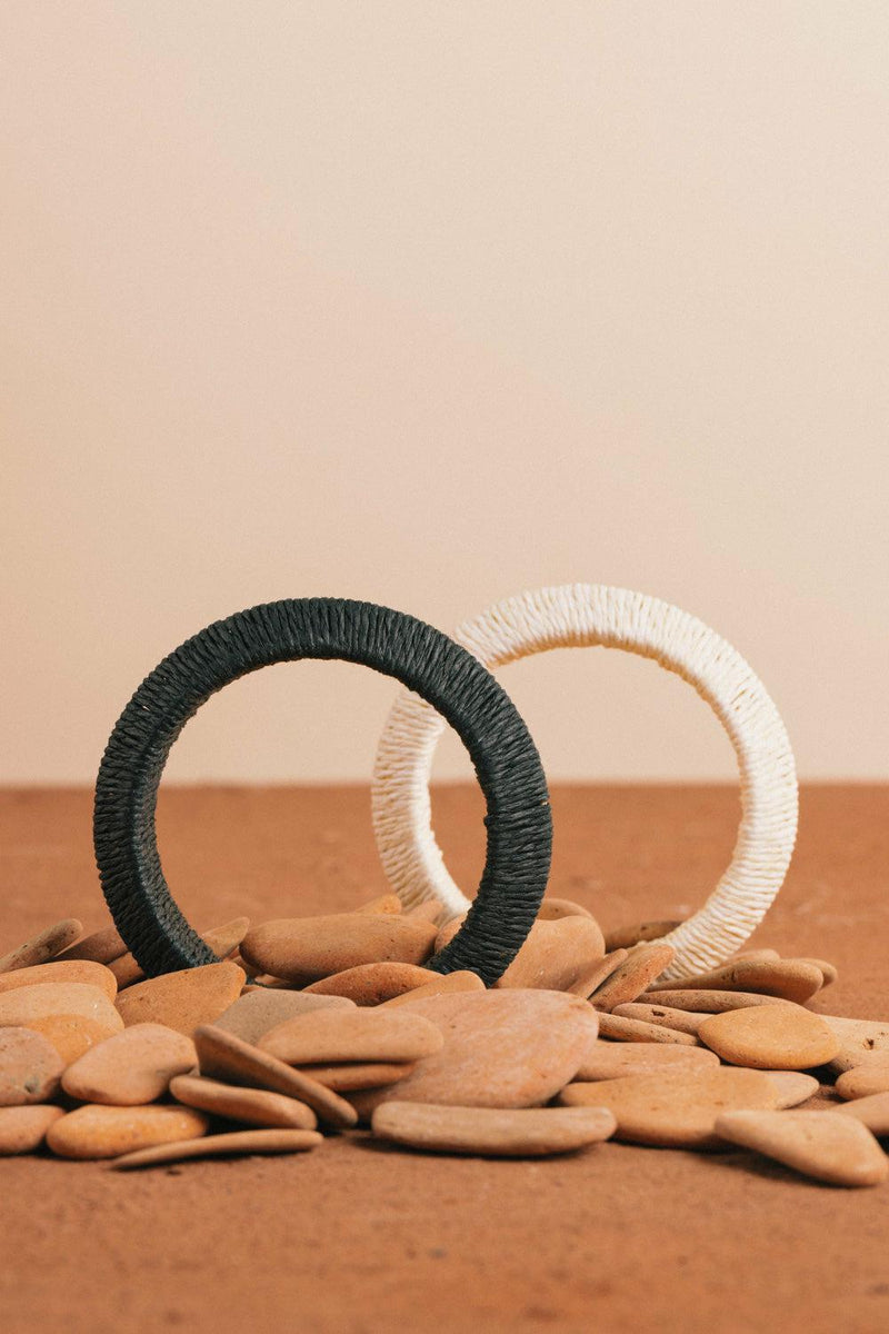 Raffia Sanna bangle - Ecru & Black