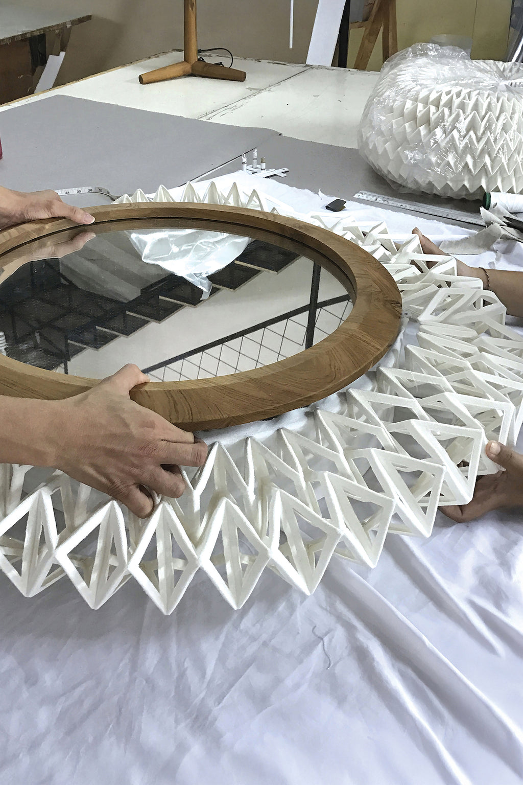 Lámpara de pared pequeña de tela Matahari - Blanco plisado con espejo