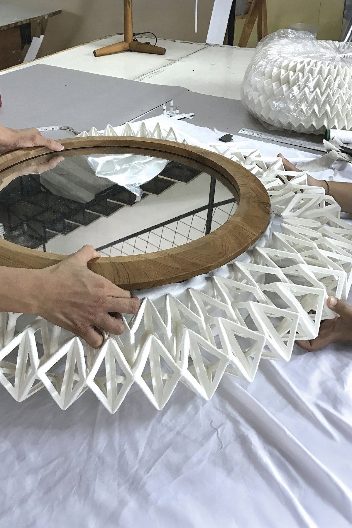 Lámpara de pared pequeña de tela Matahari - Blanco plisado con espejo