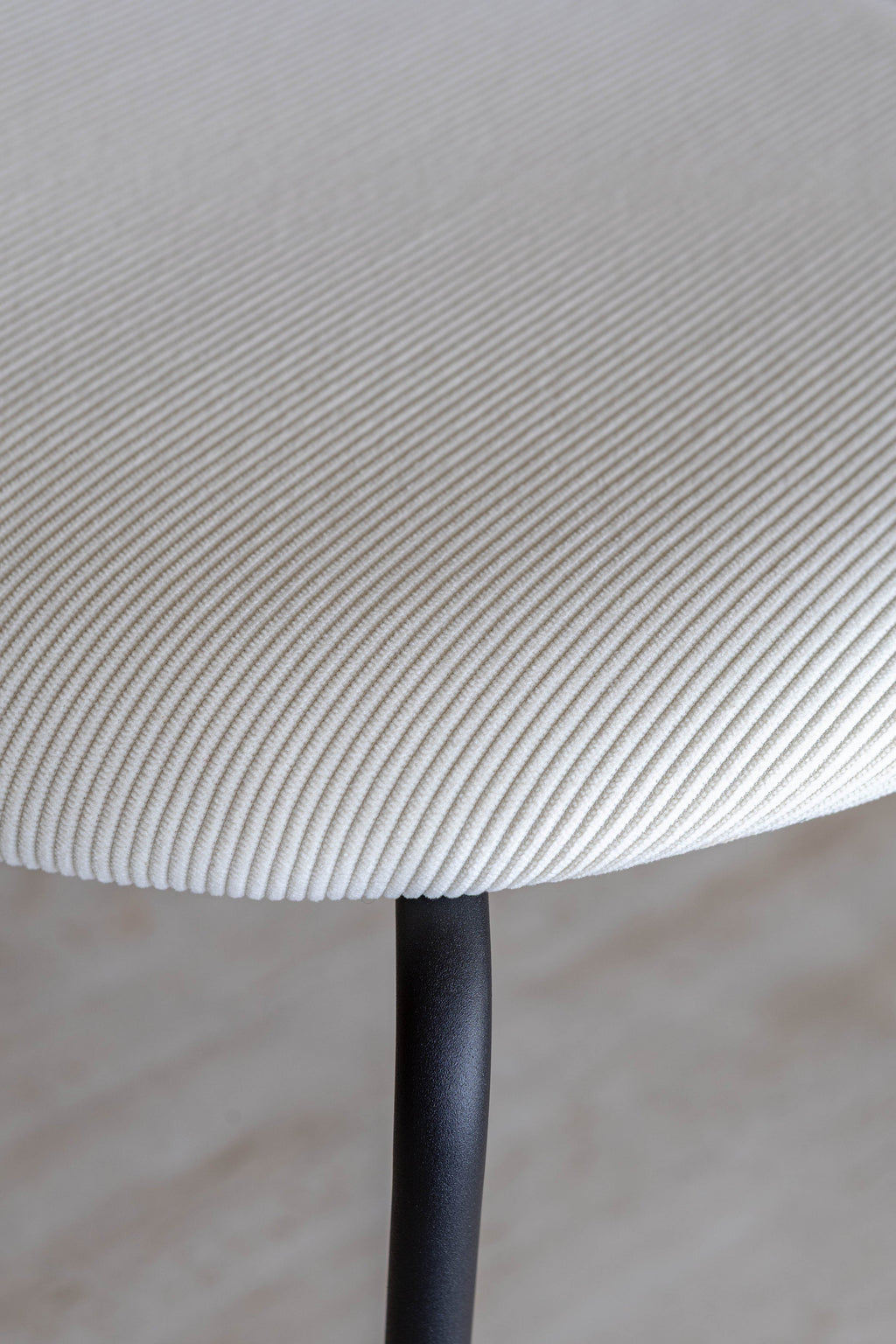 Mesa De Madera De Nogal Y 6 Sillas Riva - Pana Crudo