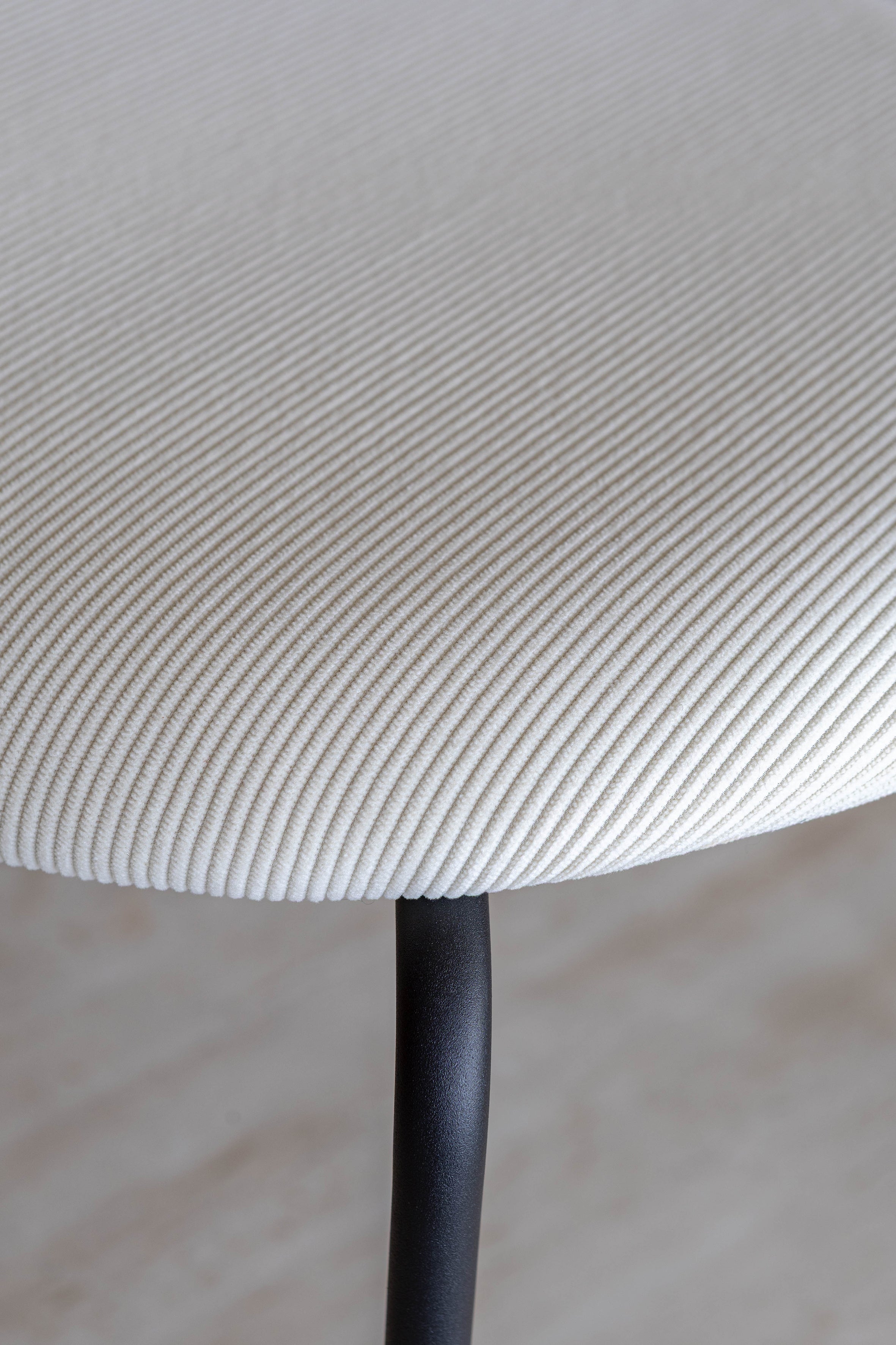Mesa De Madera De Nogal Y 6 Sillas Riva - Pana Crudo