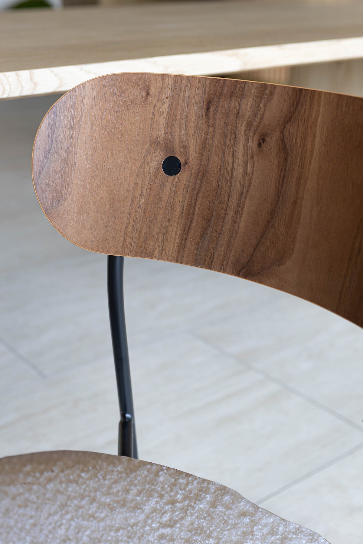 Conjunto Callao - Mesa Madera Nogal + 6 Sillas Teddy Crudo
