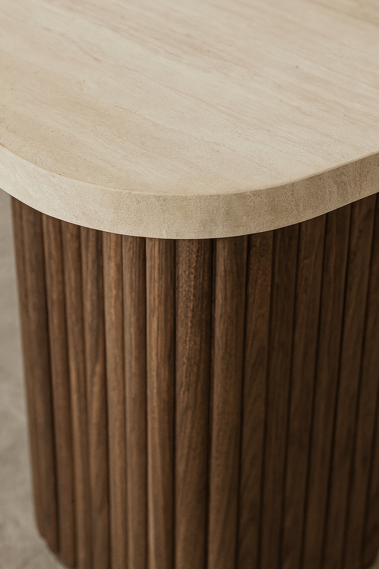 Mesa auxiliar cuadrada Esther - Efecto travertino natural