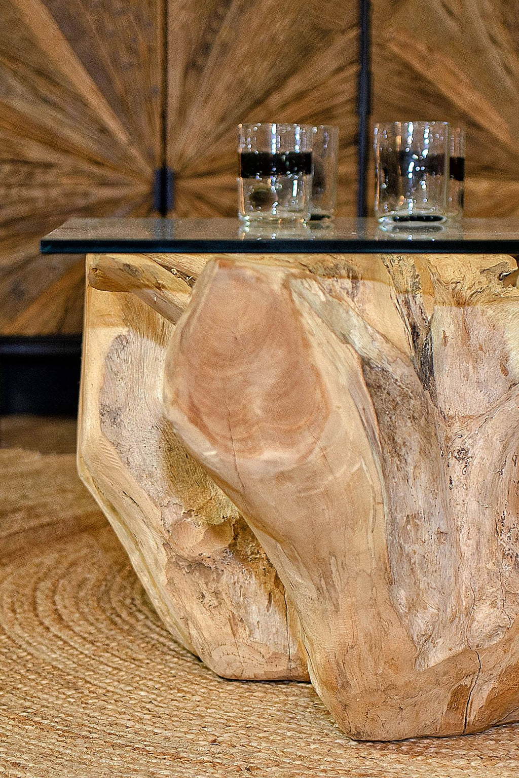 Mesa de centro Sarannah - Raíz de teca y tapa de cristal
