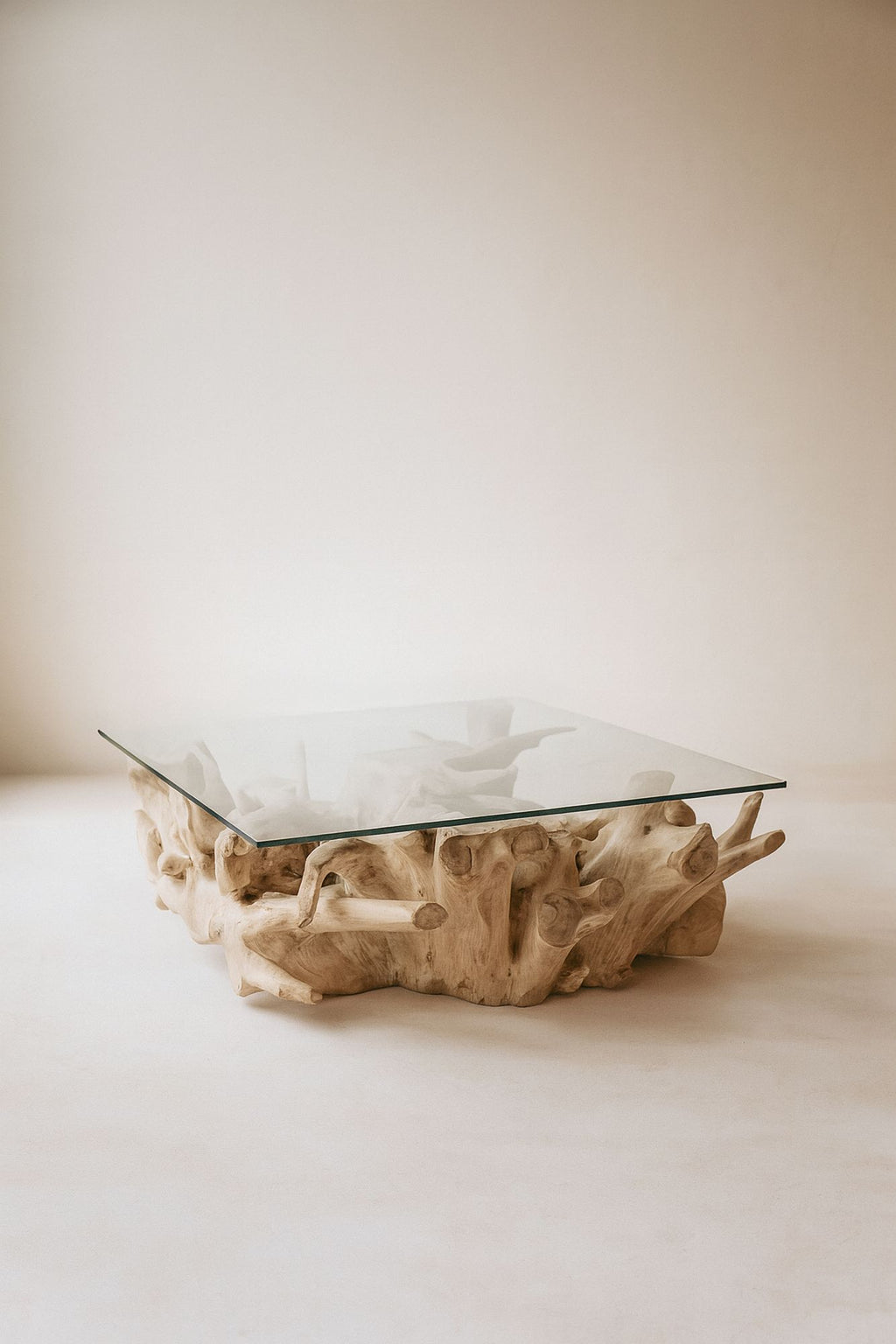 Mesa de centro Sarannah - Raíz de teca y tapa de cristal
