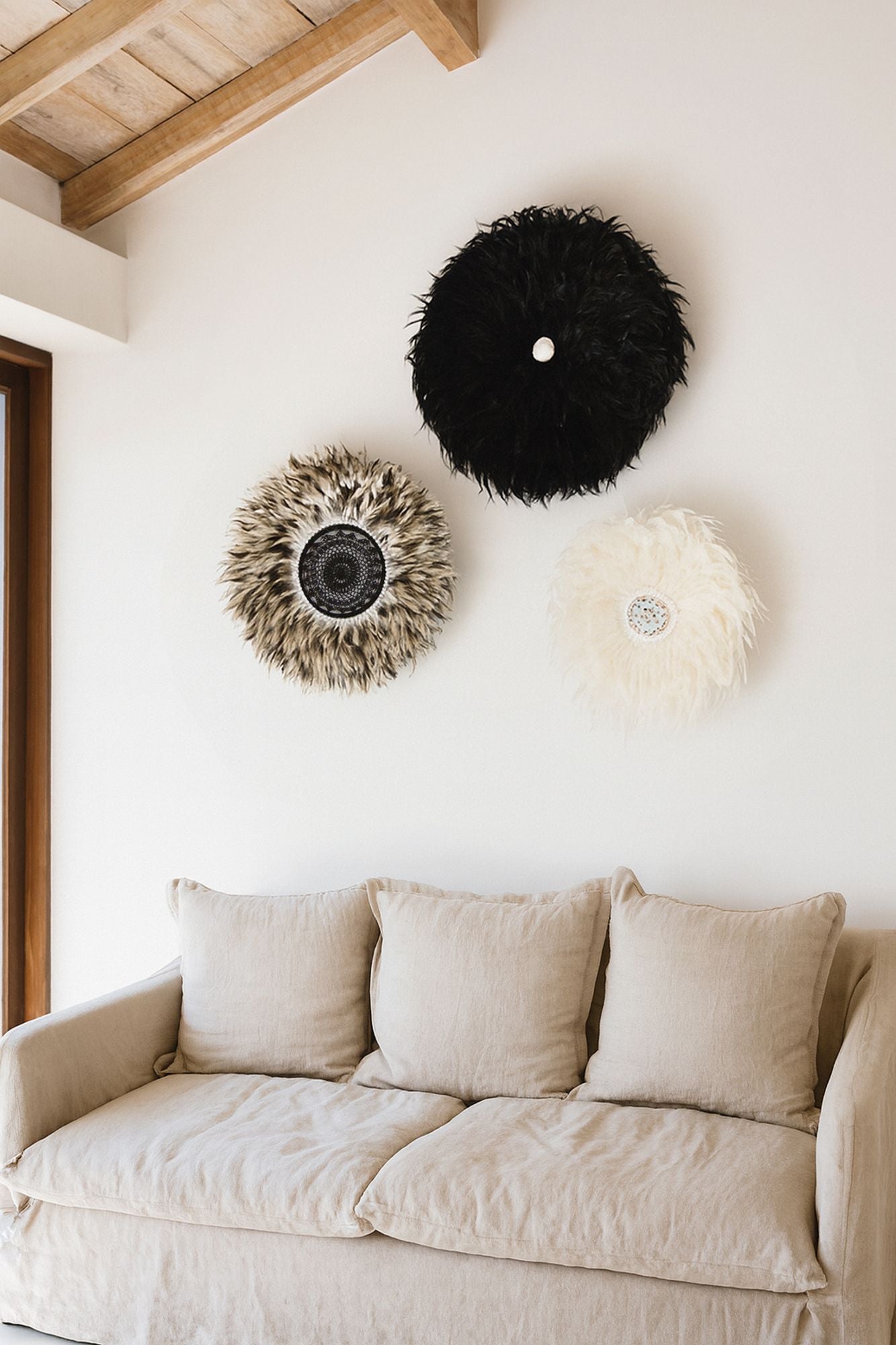 Decoración Kapau En Plumas De Gallo Y Conchas Negras D 50 Cm