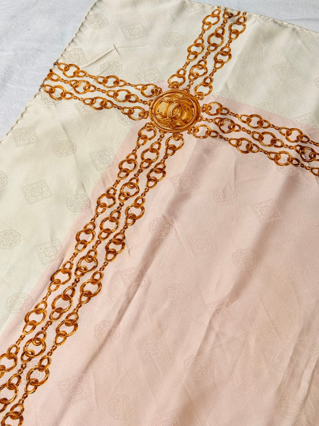 Foulard Chanel - Modèle Rose Pâle Et Blanc