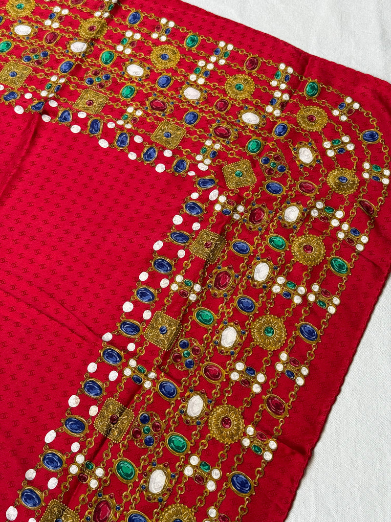 Foulard Chanel – Modèle Rouge Monogramme Et Bijouterie