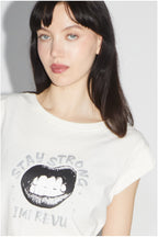 La camiseta blanca de Robbie “Stay Strong”