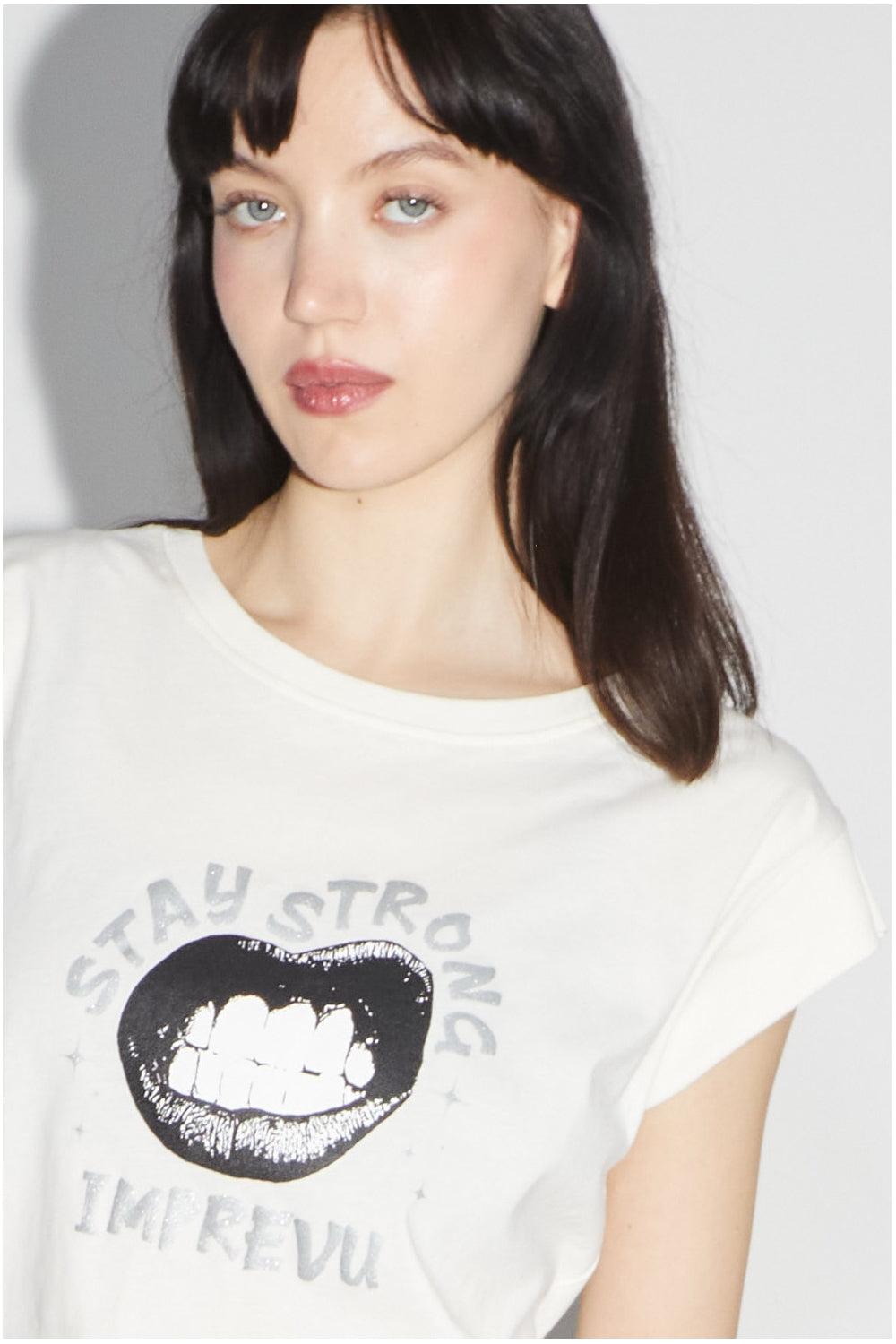 La camiseta blanca de Robbie “Stay Strong”