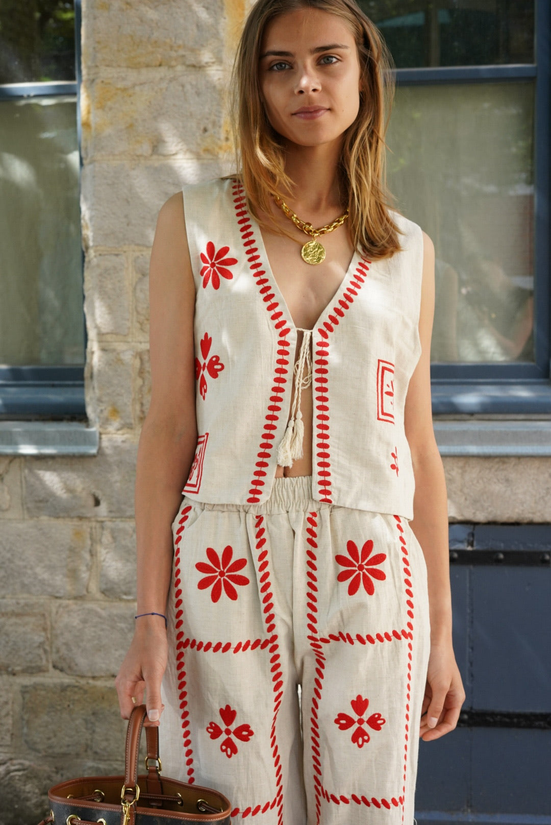 Como Sleeveless Vest Embroidery Beige/Red
