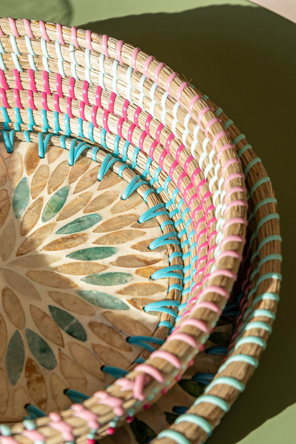 Paros Round Tray - Seagrass and Mother-of-Pearl