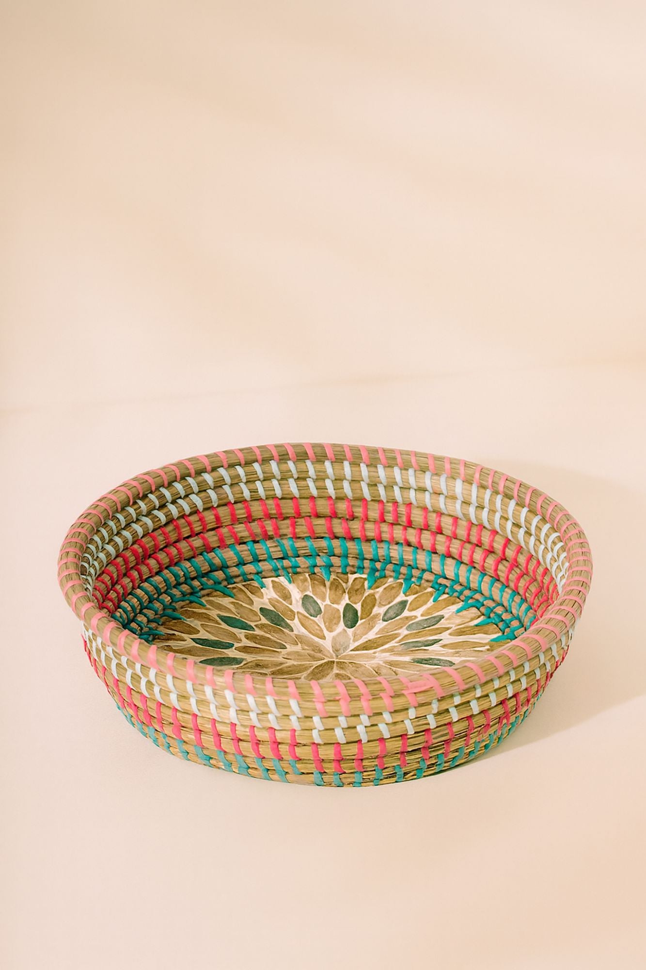 Paros Round Tray - Seagrass and Mother-of-Pearl