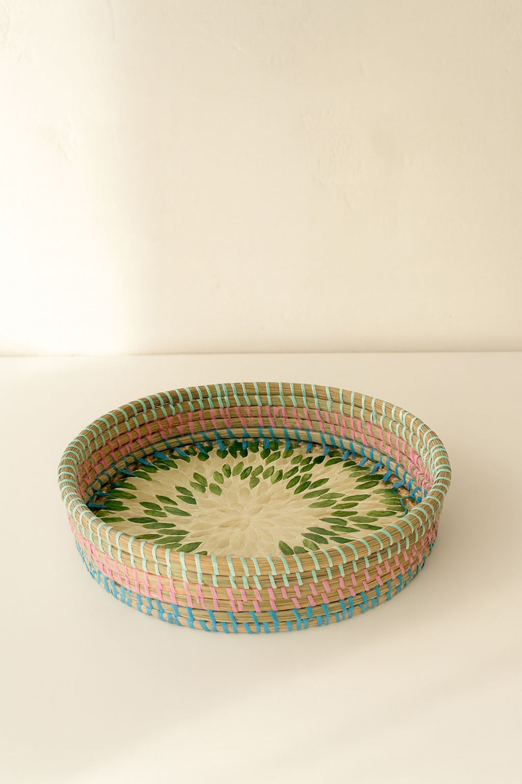 Paros Round Tray - Seagrass and Mother-of-Pearl