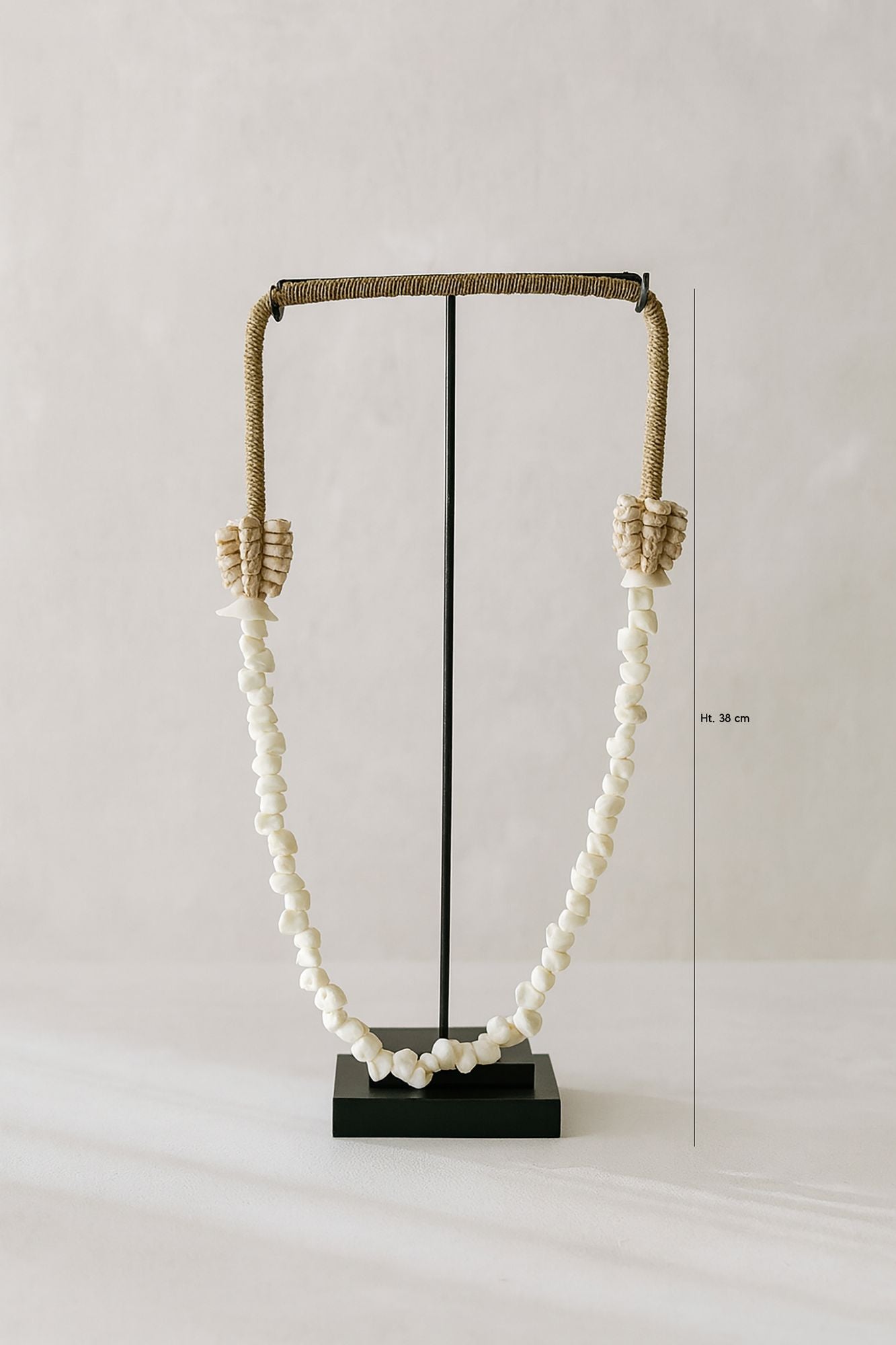 Dao - Collier De Coquillages Sur Socle - Metal