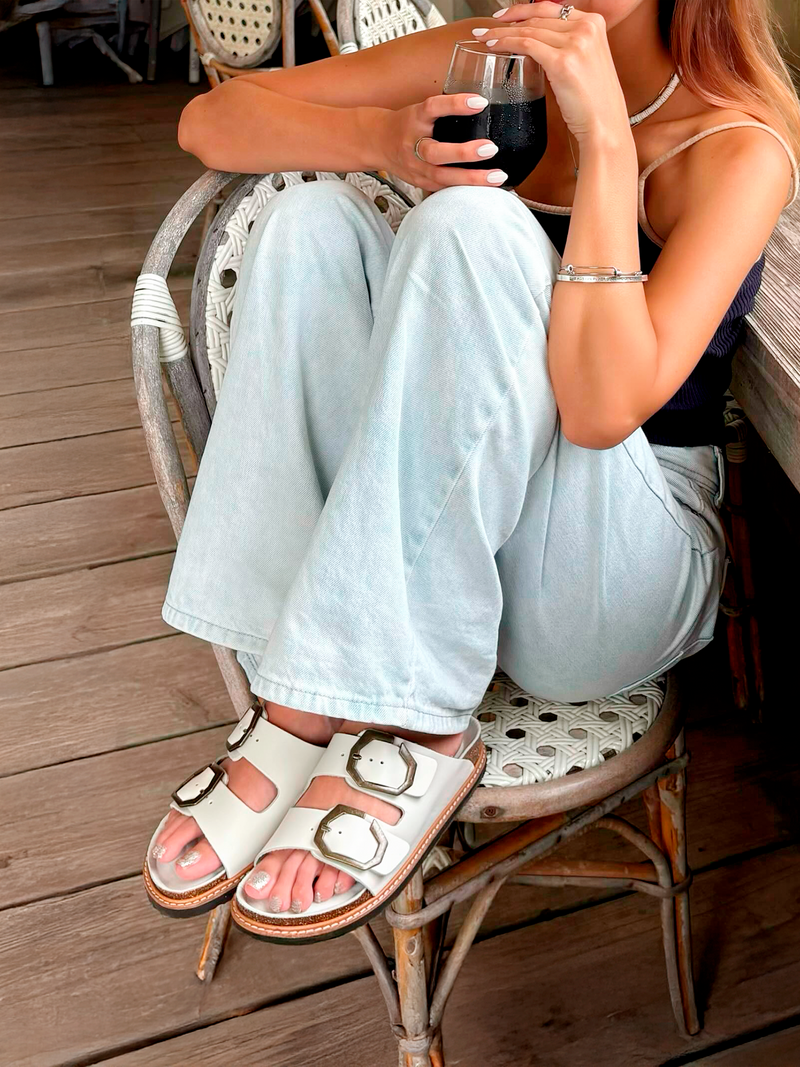 Vestido de cuero Galia Sandalias blancas