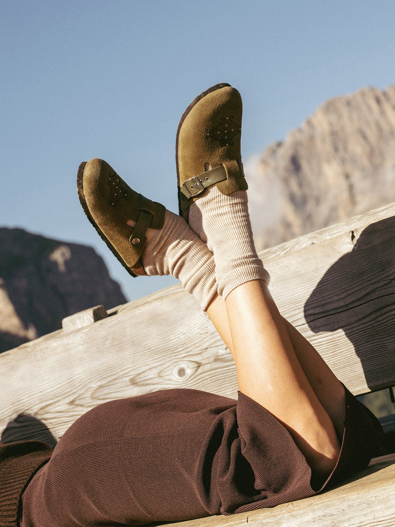 Zuecos folk de terciopelo caqui