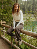 Zuecos con flecos de terciopelo color topo