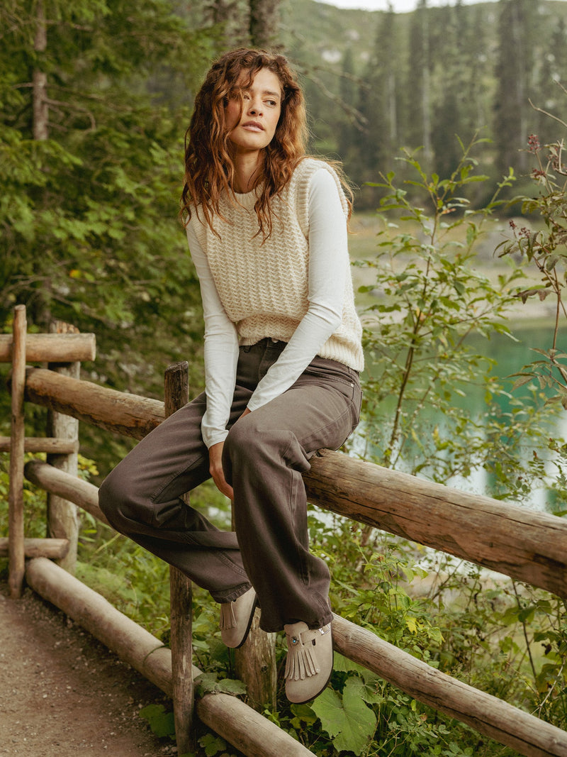 Zuecos con flecos de terciopelo color topo