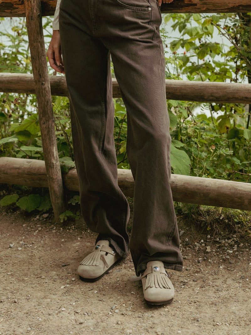 Zuecos con flecos de terciopelo color topo