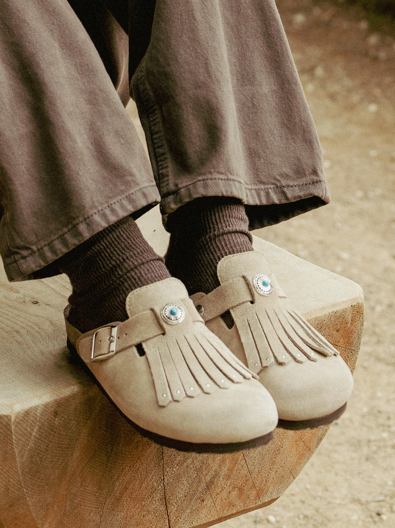 Zuecos con flecos de terciopelo color topo