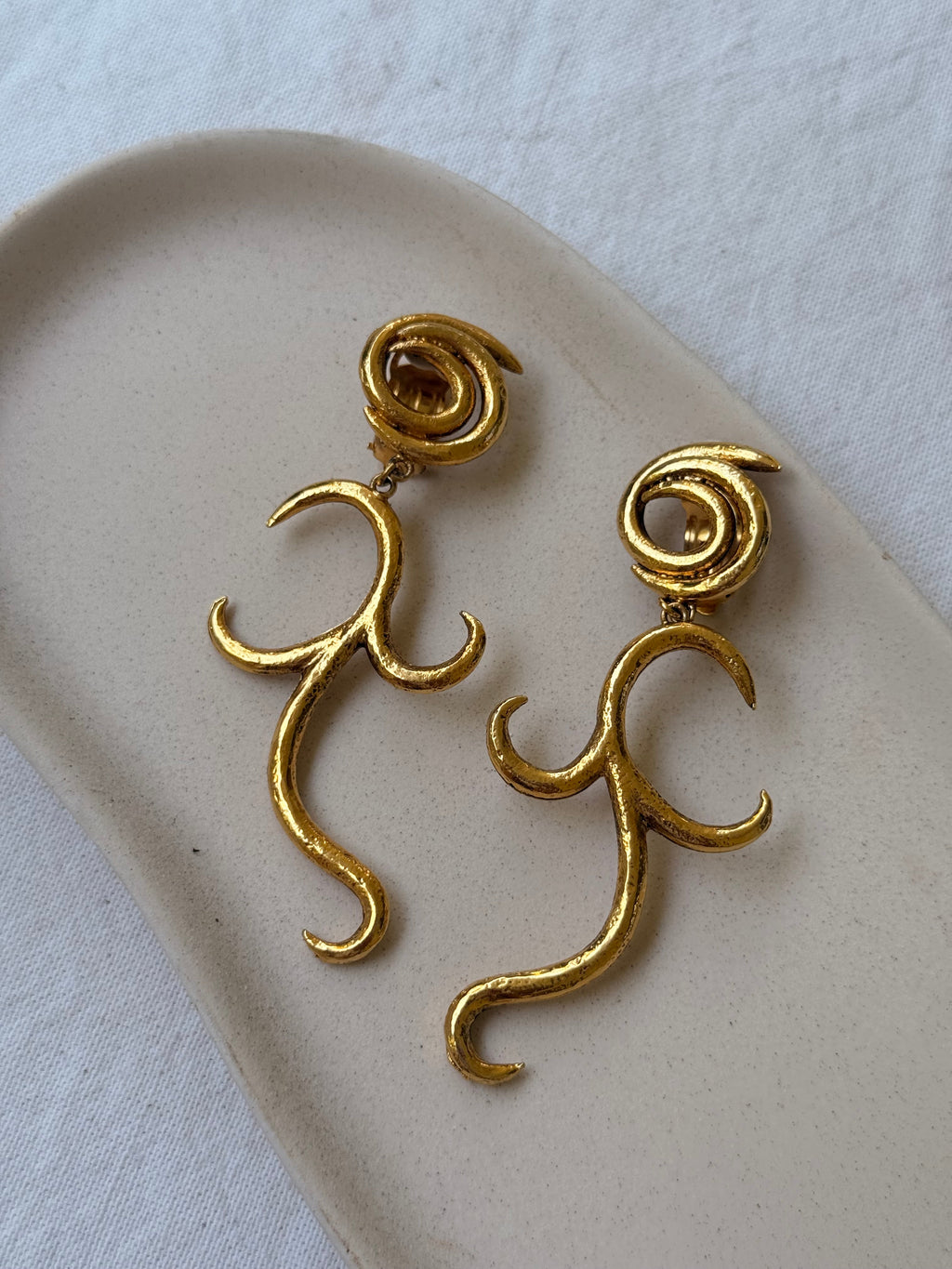 Pendientes Vintage - Diseño Estructural Dorado