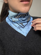 Bufanda Christian Dior - Inscripciones Dior sobre fondo azul