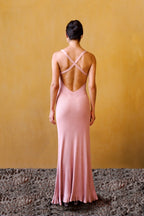 Vestido de punto con flores de ganchillo – Rosa, de la marca parisina Phème Paris, diseñado en París, con flores tejidas a ganchillo a mano, fotografiado en la costa del sur de Francia, silueta fluida ideal para vacaciones y ceremonias estivales.