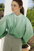 Blusa verde anudada y teñida de Paola