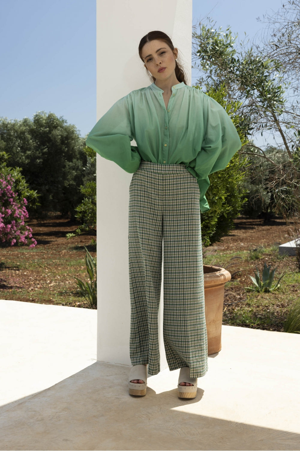 Blusa verde anudada y teñida de Paola