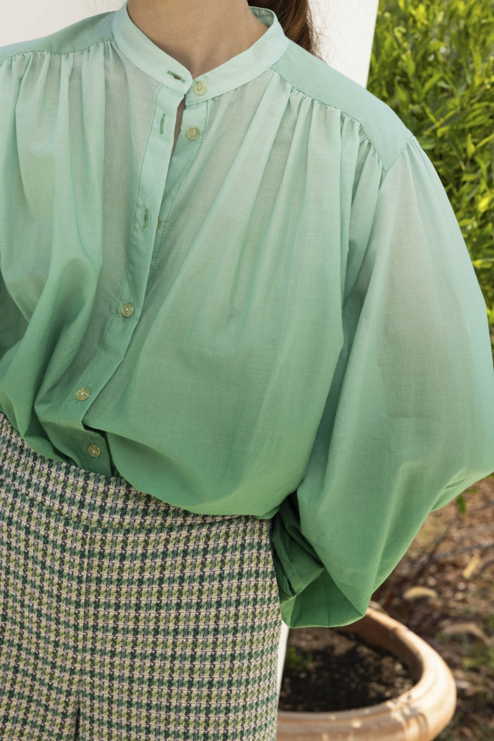 Blusa verde anudada y teñida de Paola