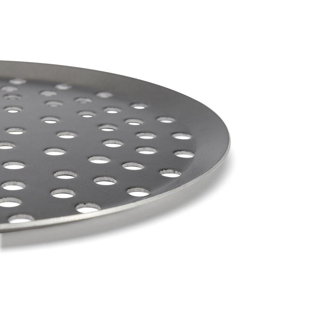 De Buyer – Plaque De Cuisson Ronde Perforée Antiadhésive - Aluminium Anti-Adhésif - Noir, gros plan sur une plaque de cuisson perforée en métal gris