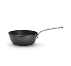 De Buyer – Choc Extrême - Saltapasta antiaderente - Fusione di alluminio - Nero, padella per friggere nera con un manico in metallo argentato su sfondo bianco