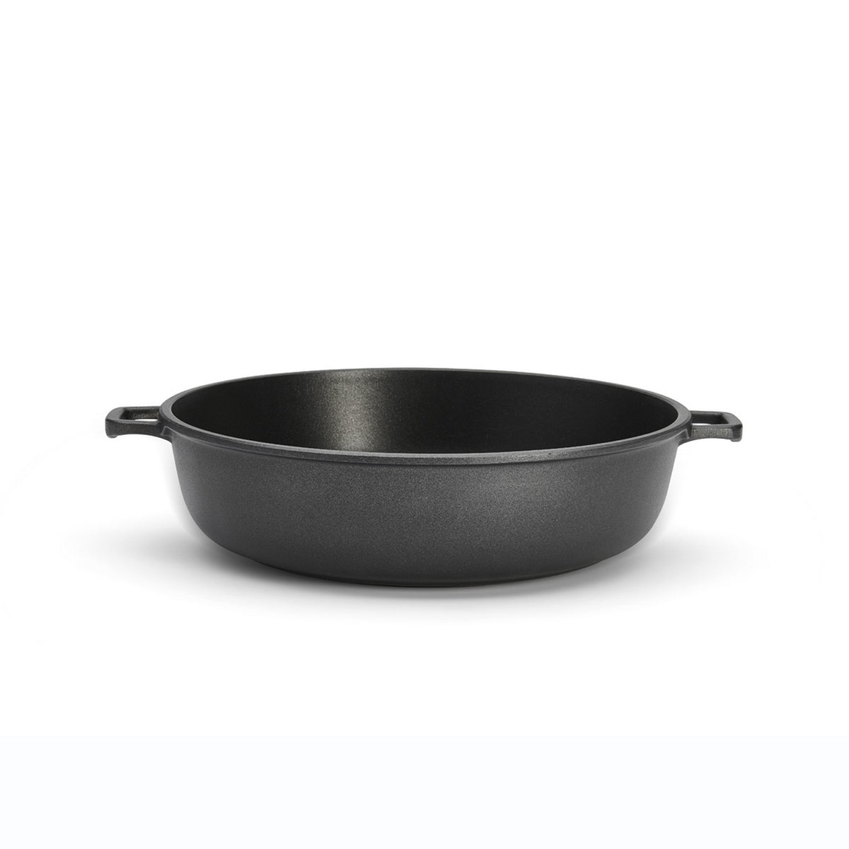 De Buyer – Choc Extrême – Traktörpanna med non-stick – Gjuten aluminium – Svart, svart gjutjärnspanna, framifrån, mot vit bakgrund