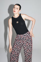 Los pantalones Max con estampado floral gitano rojo y rosa