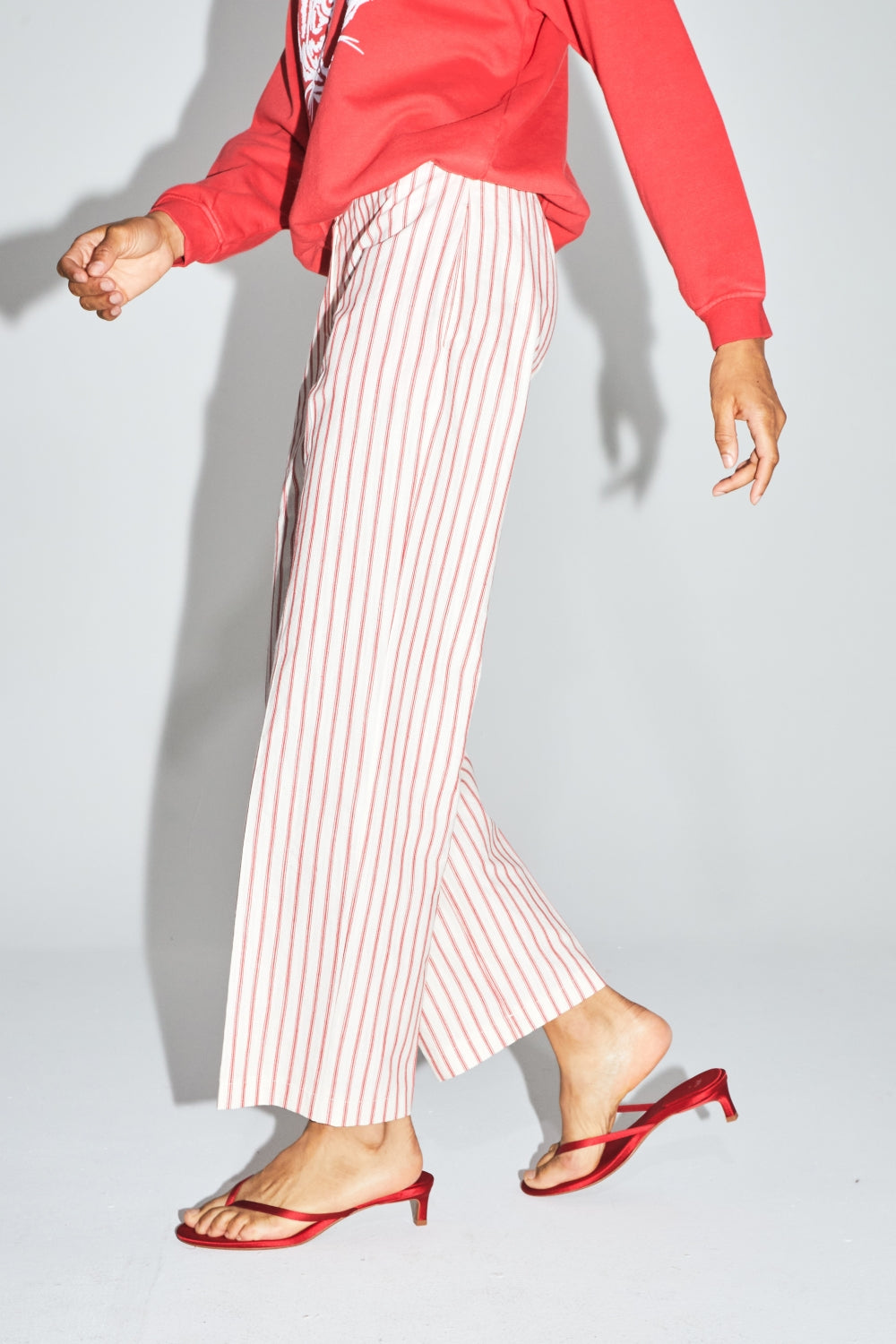 Le Pantalon Sacha En Coton A  Rayures Rouges Fabriqué En Italie