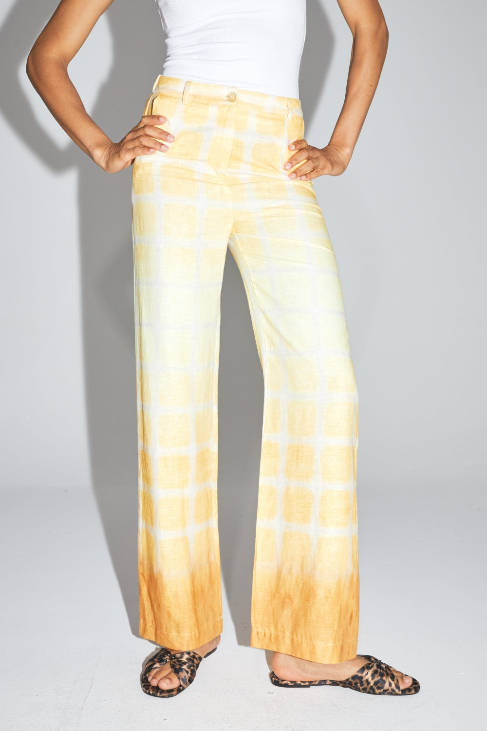 Le Pantalon Yves En Lin Aux Carreaux Tie And Dye