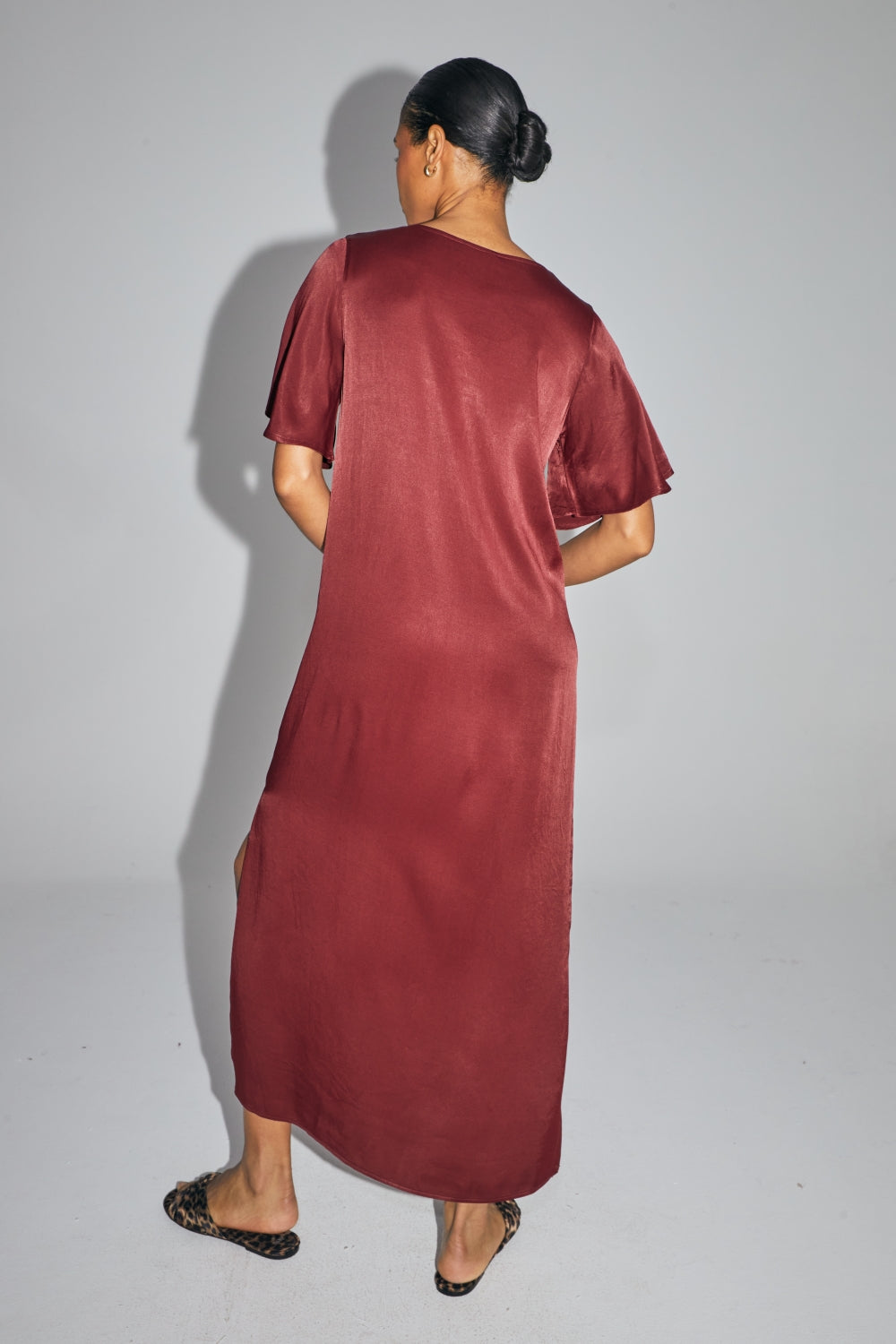 La Robe Maxi Ruby En Viscose Satinée Merlot Fabriquée En Italie