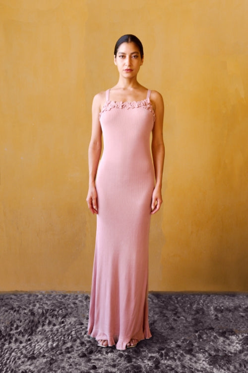 Vestido de punto con flores de ganchillo – Rosa, de la marca parisina Phème Paris, diseñado en París, con flores tejidas a ganchillo a mano, fotografiado en la costa del sur de Francia, silueta fluida ideal para vacaciones y ceremonias estivales.