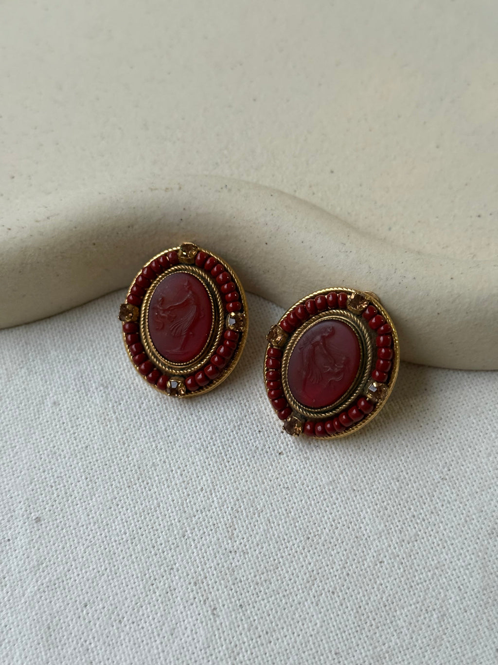 Boucles D’Oreilles Zoé Coste Pour Réminiscence Vintage - Camées Bordeaux