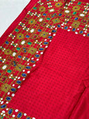 Foulard Chanel – Modèle Rouge Monogramme Et Bijouterie