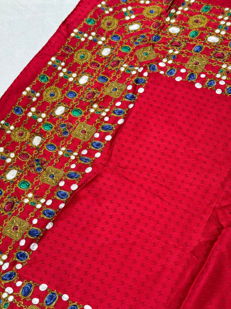 Foulard Chanel – Modèle Rouge Monogramme Et Bijouterie