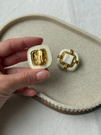 Pendientes Vintage - Resina Blanca y Metal Dorado
