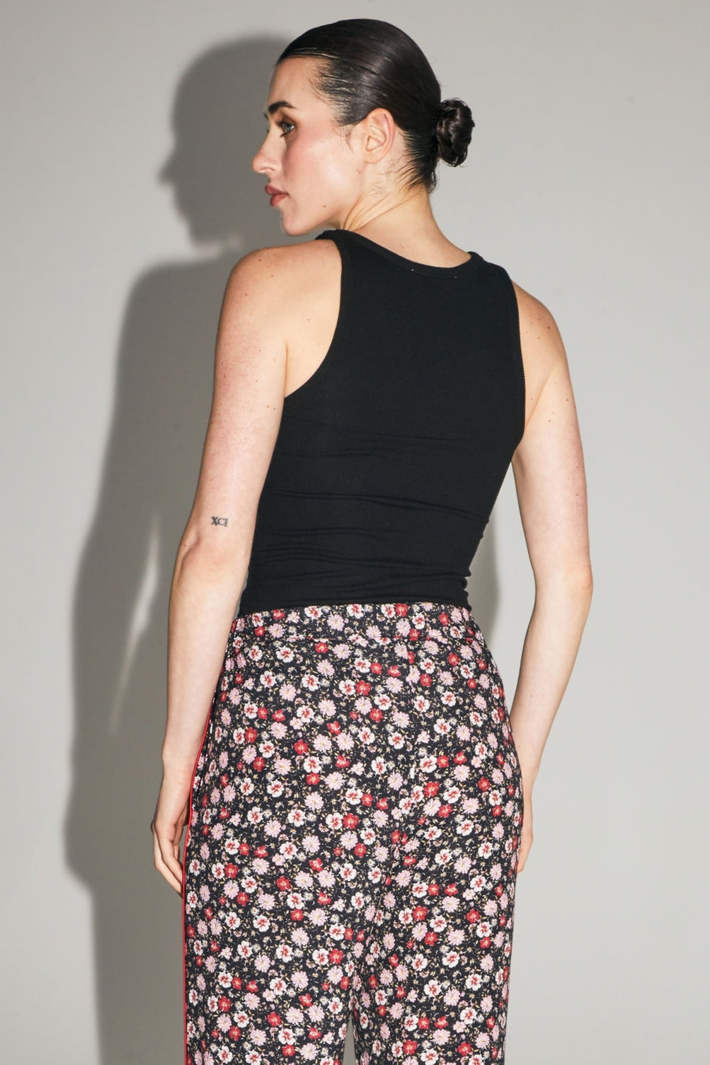 Los pantalones Max con estampado floral gitano rojo y rosa
