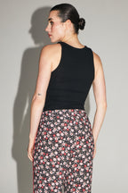 Los pantalones Max con estampado floral gitano rojo y rosa