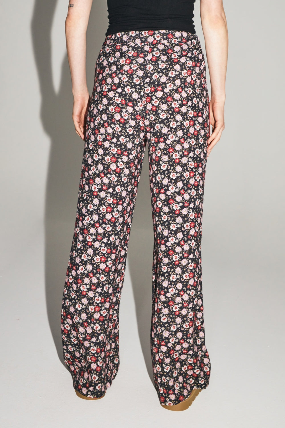 Los pantalones Max con estampado floral gitano rojo y rosa