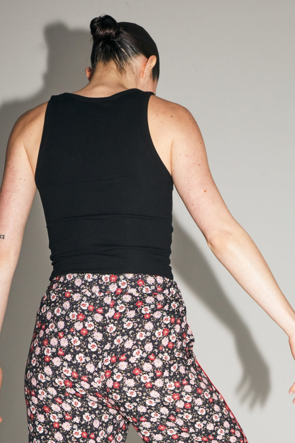 Los pantalones Max con estampado floral gitano rojo y rosa