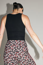 Los pantalones Max con estampado floral gitano rojo y rosa